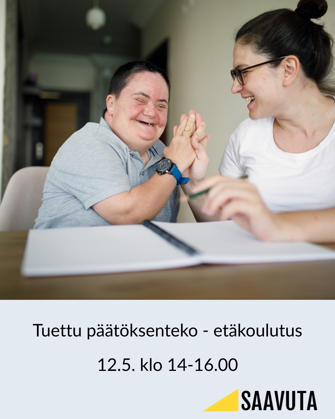 Poika ja hoitaja hymyilevät